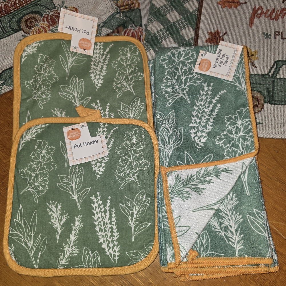 NWT Bundled Lot of 11 Fall Linens Table Runner, Placemats, Holders, Towel - Picture 2 of 5